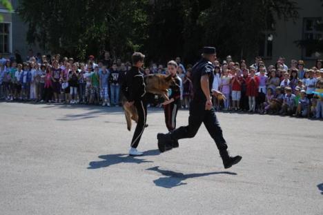 De ziua lor, copiii orădeni s-au distrat cu jandarmii şi pompierii (FOTO)